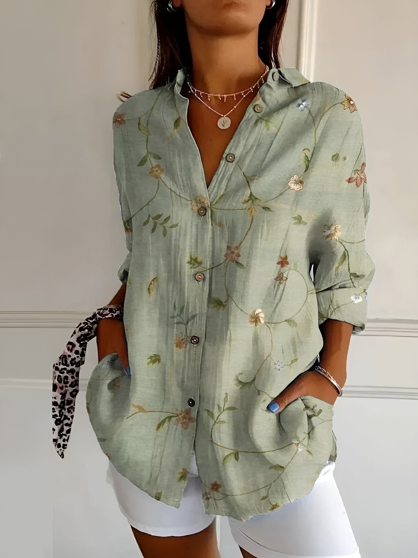 Blusa femenina con estampado delicado - sofisticada y con carácter