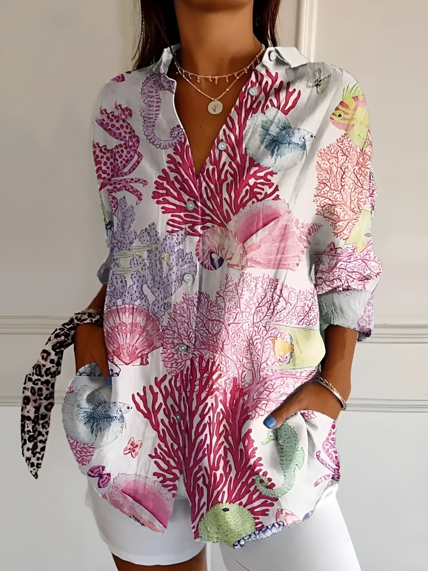 Blusa femenina con estampado delicado - sofisticada y con carácter