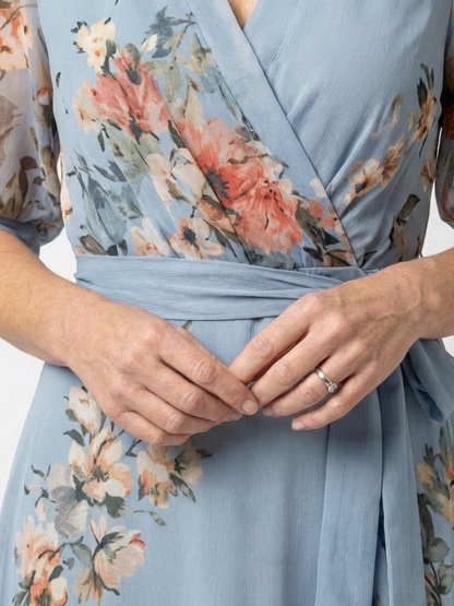Vestido maxi cruzado con cuello en V floral - fresco y elegante
